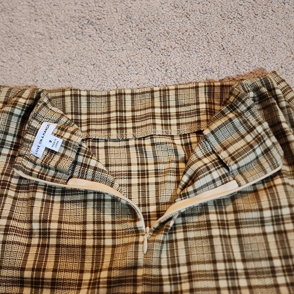 Love On a Hanger Tan & BrownPlaid Mini Skirt Size 9 - Picture 8 of 9